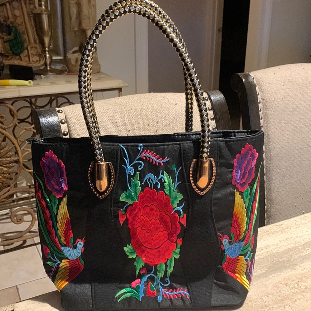 Embodied tote NWOT beautiful
